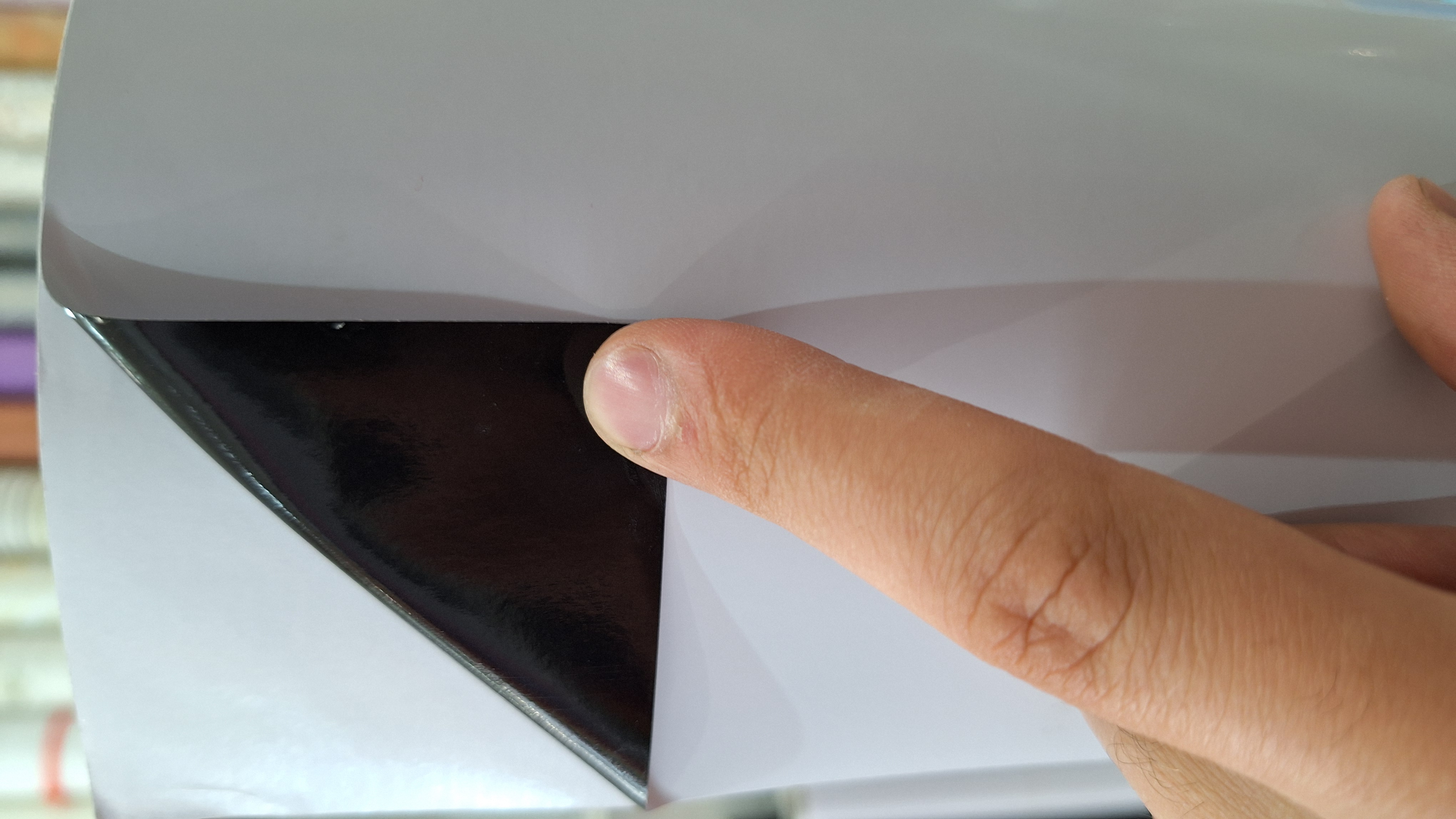 برچسب کابینت سفید نیمه مات پوشش بالا پشت مشکی عرض ۶۰ (مناسب سطوح طرح دار و تیره)